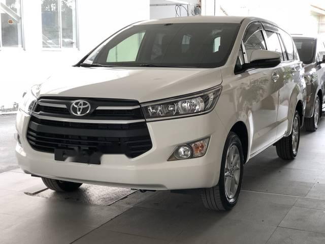 Cần bán Toyota Innova 2.0E đời 2018, màu trắng