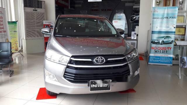 Cần bán Toyota Innova 2.0 sản xuất 2018, màu bạc