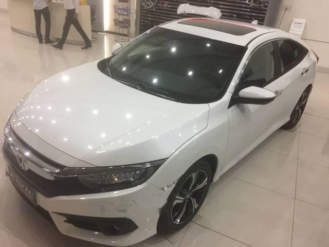 Bán Honda Civic 1.5 L Turbo sản xuất năm 2018, màu trắng, giá 903tr