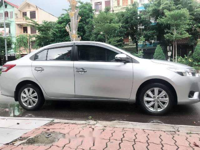 Bán Toyota Vios năm 2015, màu bạc số sàn 