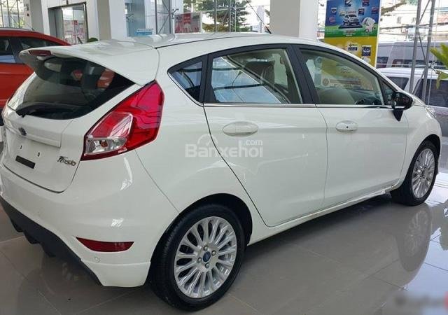 Cần bán xe Ford Fiesta sản xuất 2018, màu trắng