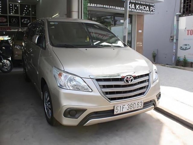 Bán xe cũ Toyota Innova 2.0E sản xuất 2015, màu vàng