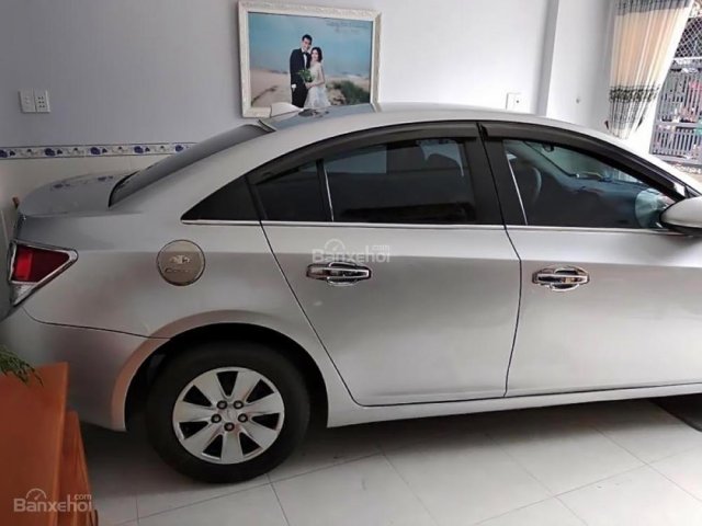 Cần bán Chevrolet Cruze LS năm 2010, màu bạc, giá tốt