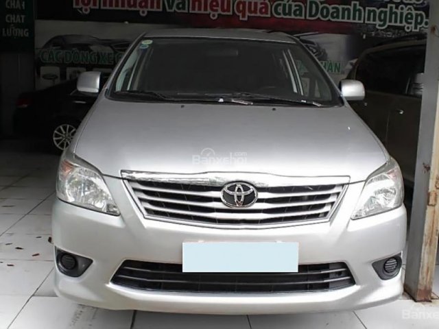 Bán ô tô Toyota Innova 2.0E năm sản xuất 2013, màu bạc  