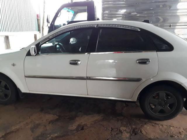 Cần bán Daewoo Lacetti MT sản xuất 2005, màu trắng, giá tốt