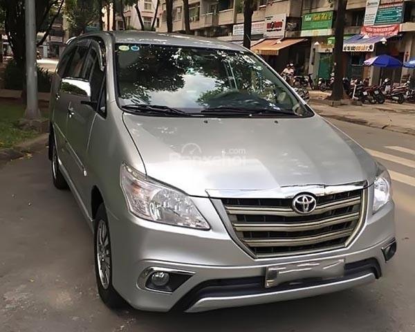 Cần bán gấp Toyota Innova 2.0 E sản xuất năm 2015, màu bạc  