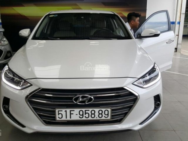 Bán Hyundai Elantra GLS 1.6MT màu trắng, số sàn, sản xuất 2016, biển Sài Gòn, lăn bánh 29000km