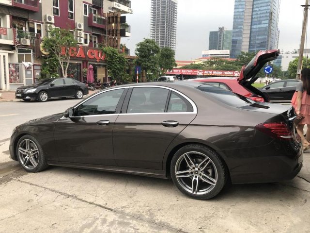 Cần bán xe Mercedes E300 AMG 2017 sản xuất 2017, màu nâu, giá cực rẻ