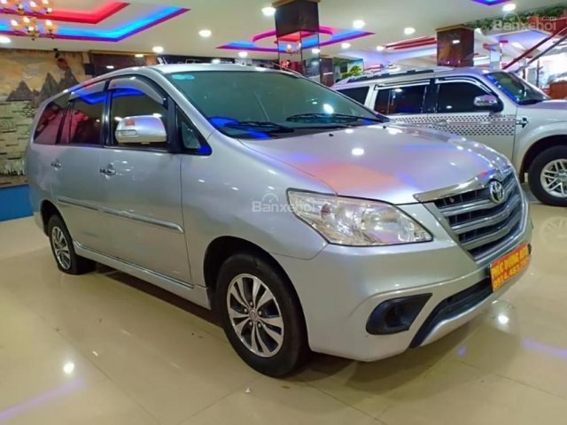 Bán Toyota Innova 2.0E 2015, màu bạc chính chủ