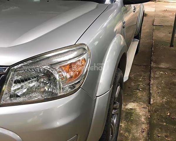 Cần bán xe Ford Everest mt năm sản xuất 2011, màu bạc