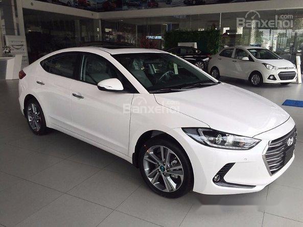 Bán Elantra 2.0 màu trắng sang trọng, trả góp 80%, có xe giao ngay, LH 01668077675