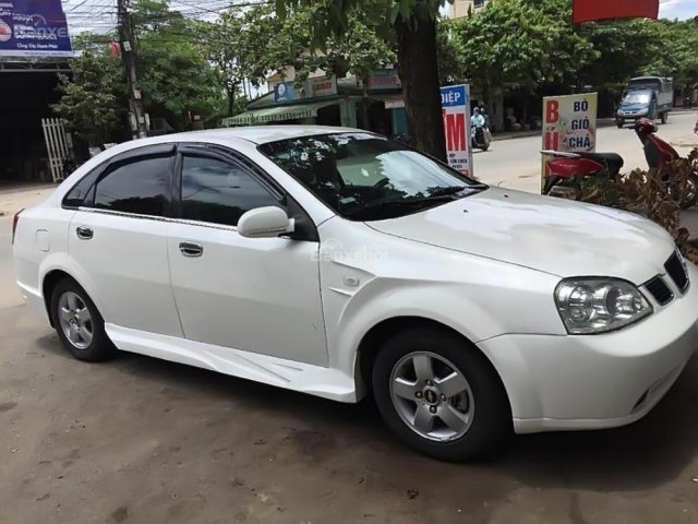 Xe Daewoo Lacetti năm sản xuất 2005, màu trắng xe gia đình 