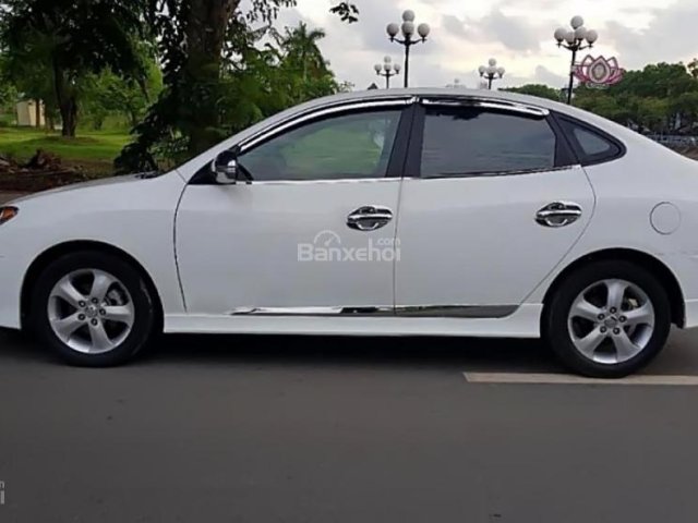 Gia đình bán Hyundai Avante 1.6 AT đời 2011, màu trắng