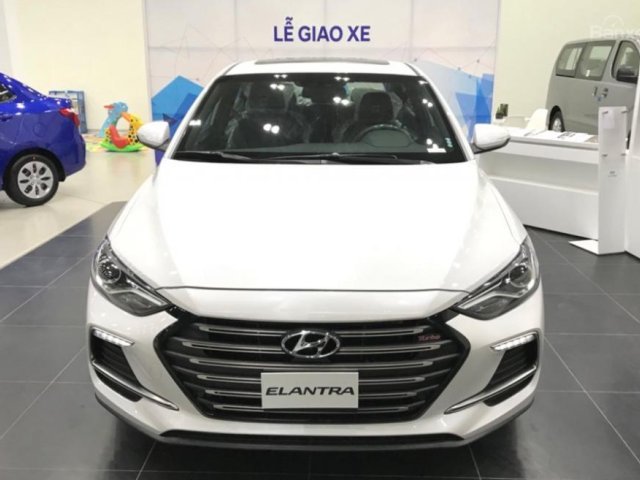 Bán Hyundai Elantra 2019 màu trắng, nhập khẩu chính hãng, giá rẻ Đà Nẵng