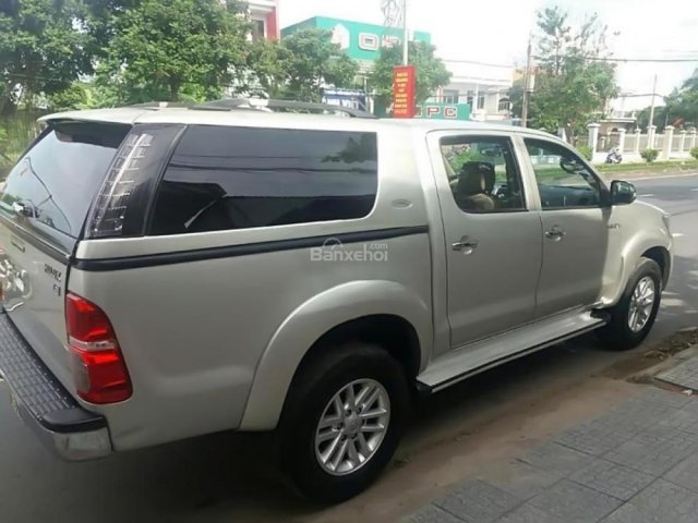 Bán Toyota Hilux màu xám bạc, sản xuất 2014, số sàn, xe sử dụng giữ gìn nên còn rất mới