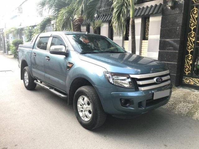 Cần bán gấp Ford Ranger 2016 máy dầu, tự động, màu xanh xe ít đi