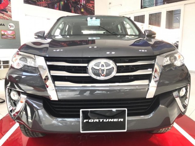 Bán Toyota Fortuner 2.4G AT 2018 mới 100%, chỉ 300tr nhận xe