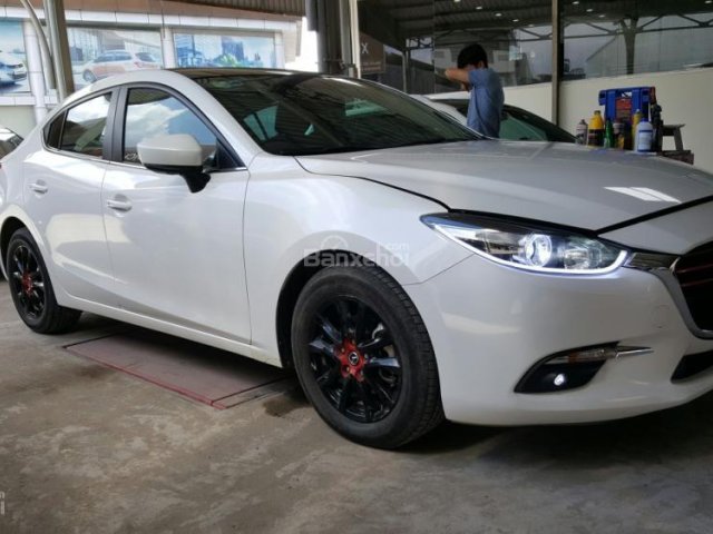 Bán Mazda 3 FaceLift 1.5AT màu trắng camay số tự động bản sedan sản xuất 2017 biển Sài Gòn lăn bánh 22.000 km