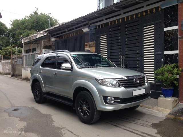 Tôi cần bán Fortuner 2015, số tự động, màu bạc, máy xăng