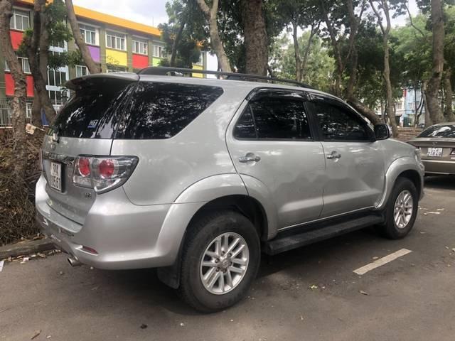 Cần bán lại xe Toyota Fortuner 2.7V 4x2AT sản xuất 2013, màu bạc số tự động, giá chỉ 735 triệu