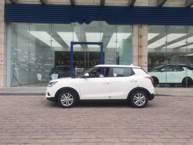 Bán Ssangyong TiVoLi năm sản xuất 2016, màu trắng, nhập khẩu nguyên chiếc, giá 560tr