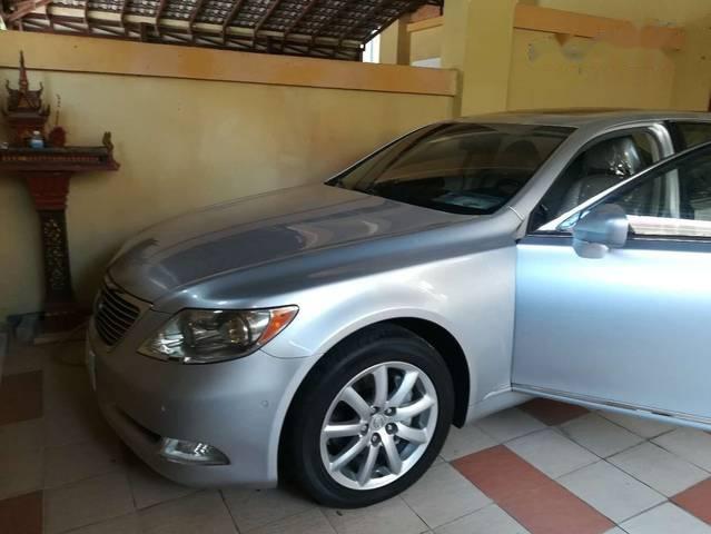 Cần bán xe Lexus LS năm sản xuất 2010, màu bạc, giá tốt0