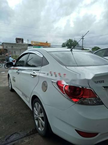 Cần bán gấp Hyundai Accent đời 2012, màu trắng, 410tr