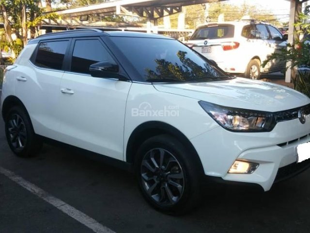 Cần bán gấp xe Ssangyong Tivoli 2017 At, màu trắng