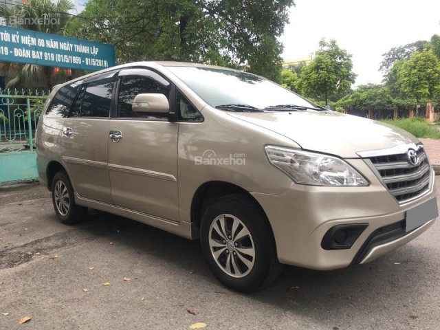 Bán xe Toyota Innova 2015 vàng cát, số sàn xe đẹp nguyên zin