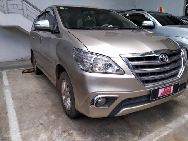 Bán xe Toyota Innova V, tự động, màu nâu vàng 2014