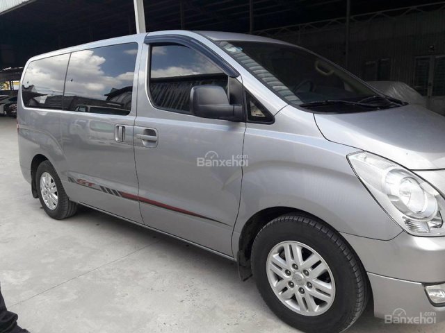 Bán Hyundai Starex 2017 máy dầu, số sàn 9 chỗ, màu bạc đẹp như mới