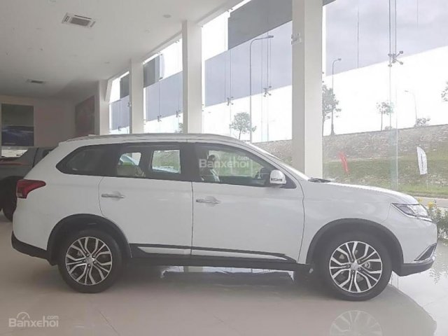 Bán ô tô Mitsubishi Outlander 2.0 CVT năm 2018, màu trắng0