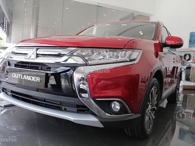 Cần bán xe Mitsubishi Outlander 2.0 CVT Premium đời 2018, màu đỏ0