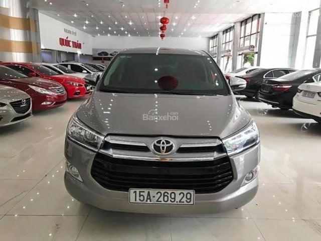 Cần bán xe Toyota Innova 2.0E năm 2016, màu xám đẹp như mới, giá tốt