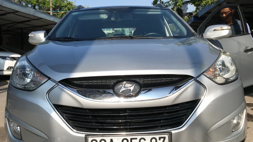 Bán Hyundai Tucson 2.0 AT đời 2010, màu bạc 