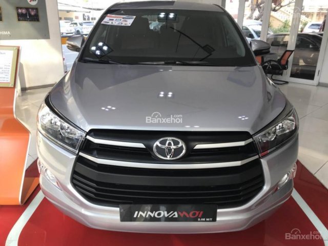 Bán Toyota Innova 2.0 E đời 2018, màu bạc, giao ngay, hỗ trợ trả góp lãi suất cố định