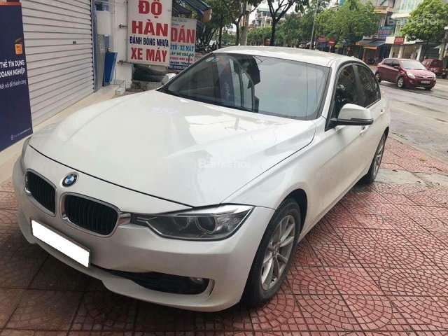 Cần bán xe BMW 320i đời 2013 số auto, màu trắng zin 99%