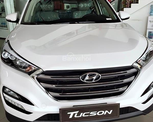 Cần bán xe Hyundai Tucson 2.0 ATH sản xuất 2018, màu trắng