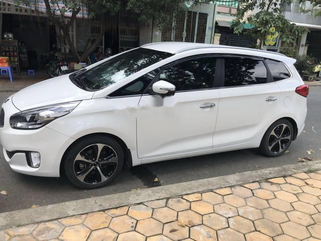 Cần bán lại xe Kia Rondo sản xuất 2016, màu trắng xe gia đình 