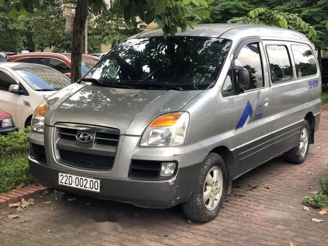 Cần bán xe Hyundai Starex sản xuất 2004, màu bạc 