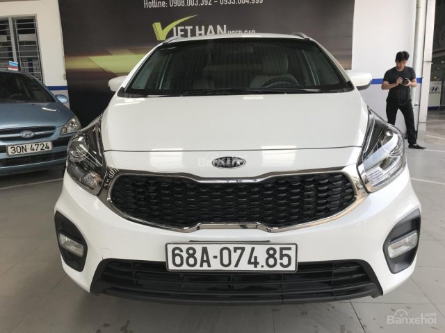 Bán Kia Rondo 2.0MT màu trắng số sàn, máy xăng, sản xuất 2017, mẫu mới một chủ