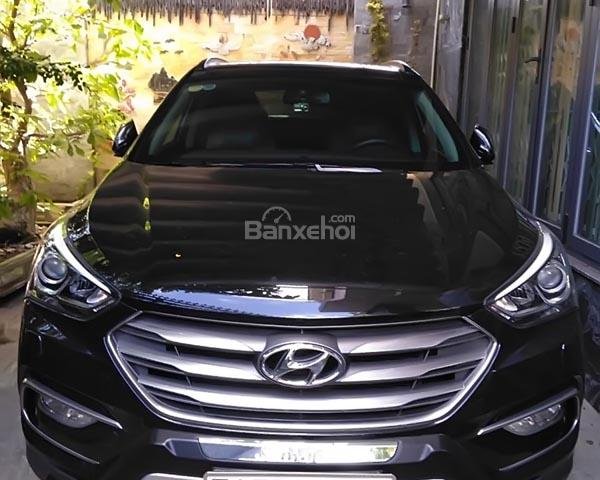 Cần bán gấp Hyundai Santa Fe 2.4L 4WD sản xuất 2017, xe mua tháng 10/2017, chạy ít nên mới