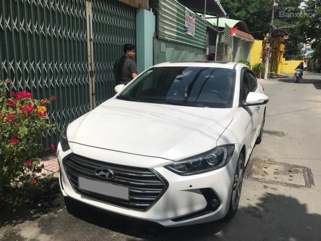 Cần bán xe Hyundai Elantra cuối 2017 màu trắng bản full 2.0