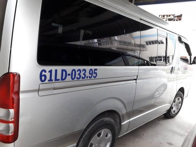 Cần bán lại xe Toyota Hiace đời 2010, màu bạc