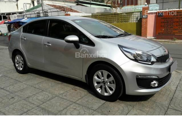 Cần tiền bán Kia Rio 2016, số tự động, màu bạc, mới ken