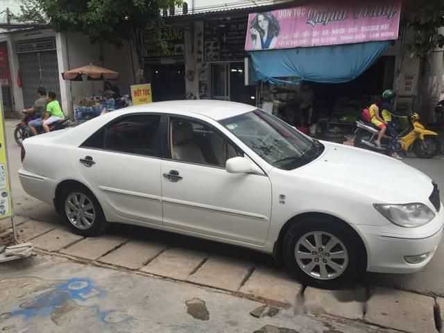 Cần bán lại xe Toyota Camry sản xuất 2003, màu trắng như mới