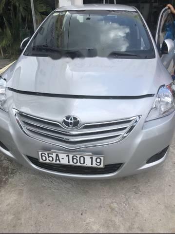 Cần bán xe Toyota Vios sản xuất năm 2011, màu bạc chính chủ