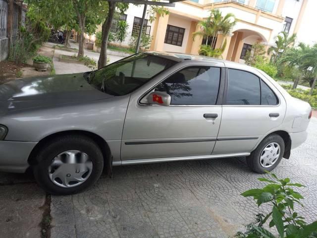 Cần bán gấp Nissan Sunny sản xuất năm 1996, màu bạc0