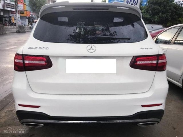 Cần bán xe Mercedes GLC 300 sản xuất năm 2017, màu trắng