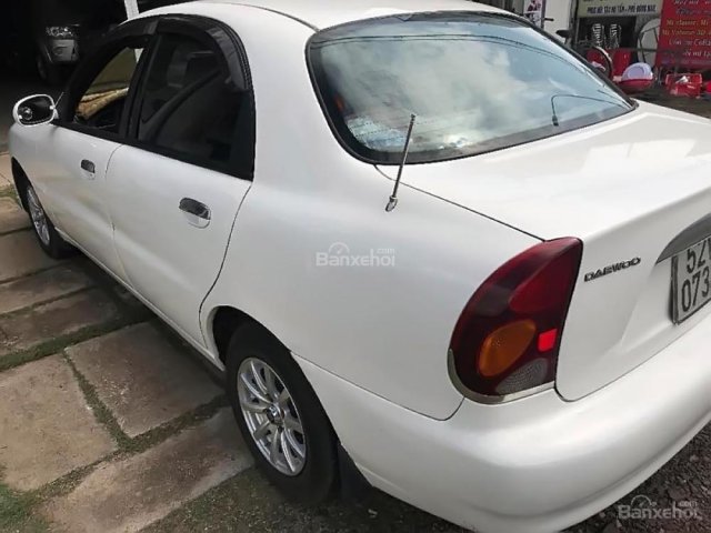 Cần bán xe Daewoo Lanos SE đời 2002, màu trắng xe gia đình